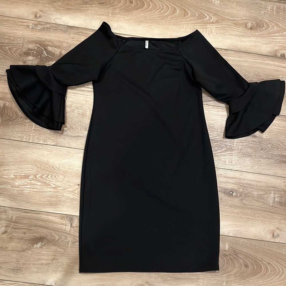 Form-fitting maternity dress